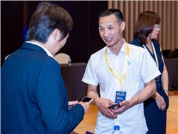 张晓岚女士与董事长孙新基亲切交流行业经验